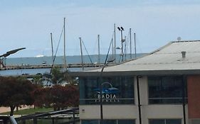 Apartamento delante del puerto deportivo .